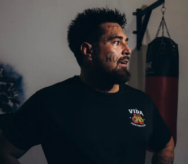 Xino, entrenador de Vida Fighters Club, con la camiseta del club junto al saco